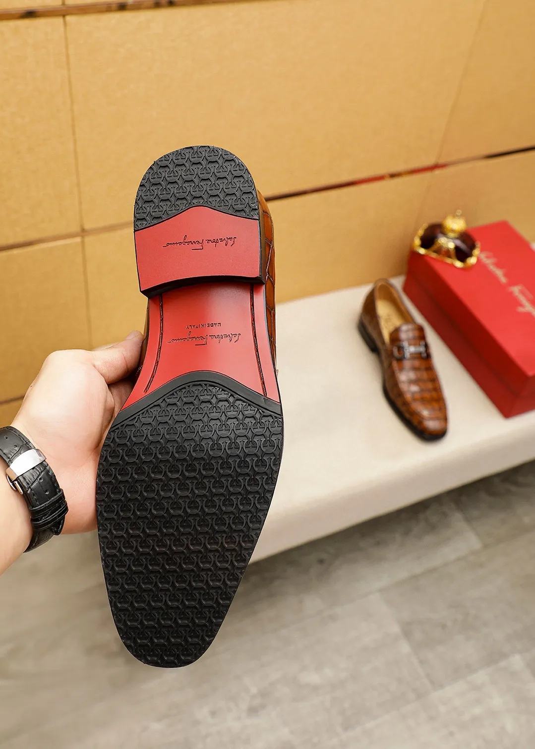 Men's shoes 💰460 💐 Product trademark: Ferragamo "Ferragamo" casual leather shoes Regular size: 38-44 (45.46🉑️customized) Product materials: Selected imported first-layer open-edge beaded cowhide floral upper + luxury hardware buckle, imported water-dyed cowhide leather lining. Strong three-dimensional visual effect, original outsole color: 2 colors available